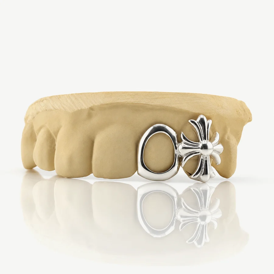 Bộ grillz 2 răng bạc 925 để trần, một răng viền hở và một răng thánh giá, trên mẫu răng