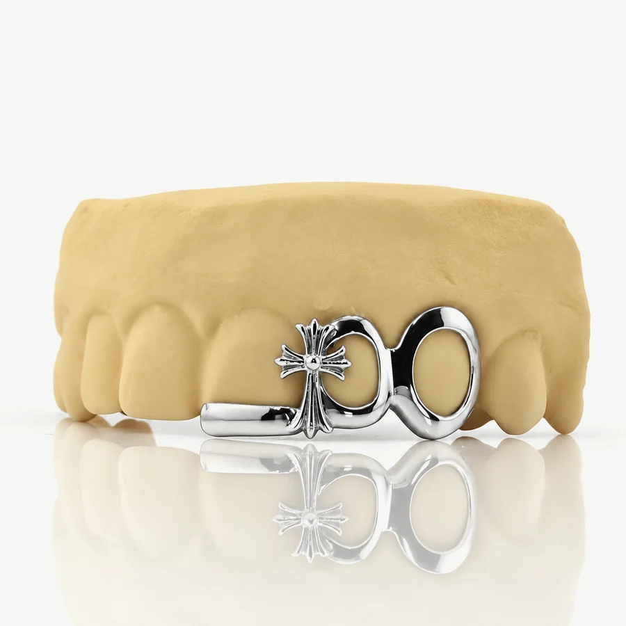 Bộ grillz 2 răng bạc 925 để trần, hai răng viền hở nối liền, thánh giá nhỏ và thanh ngang, trên mẫu răng