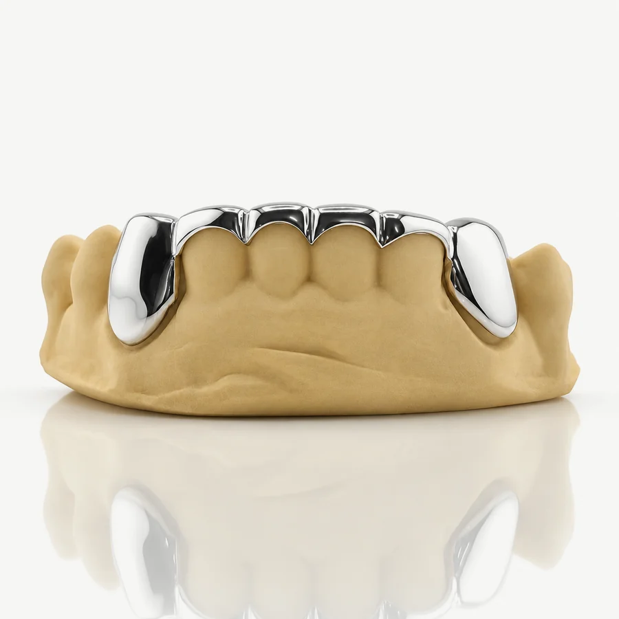 Bộ grillz hàm dưới 6 răng bạc 925 để trần, hai răng nanh bọc kín nối bằng viền lượn trên bốn răng cửa, trên mẫu răng