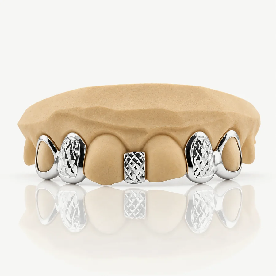 Bộ grillz 4 răng bạc 925, hai răng viền hở, hai răng khắc kim cương hai tông và miếng lấp khe giữa hai răng cửa