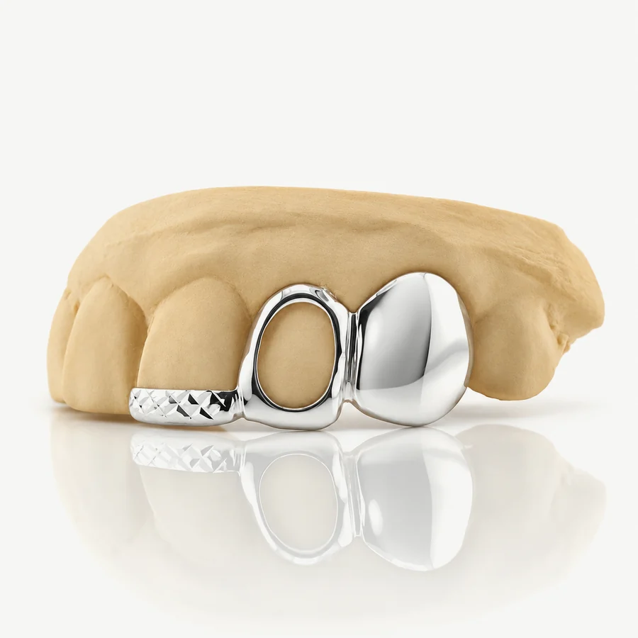 Bộ grillz 2 răng bạc 925, một răng viền hở, một răng bọc kín và thanh khắc kim cương