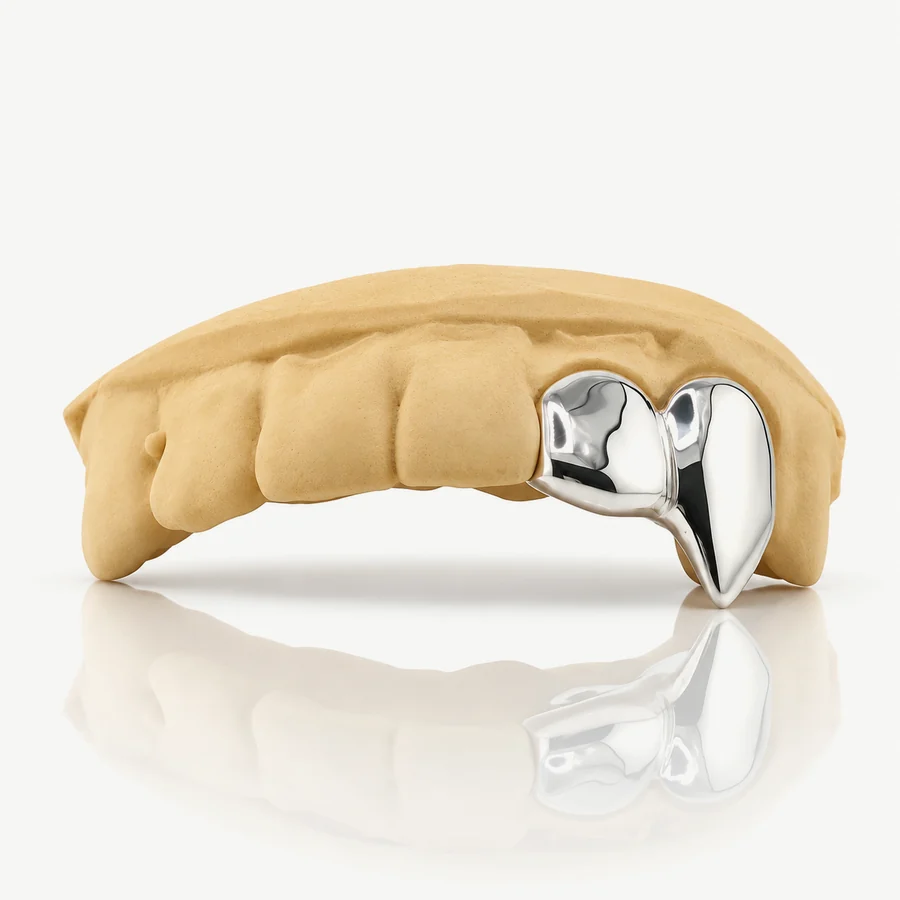 Bộ grillz 2 răng bạc 925 để trần, một răng bọc kín và một răng nanh dài, trên mẫu răng