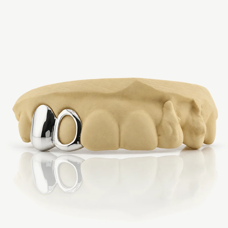 Bộ grillz 2 răng bạc 925 để trần, một răng bọc kín và một răng viền hở, trên mẫu răng