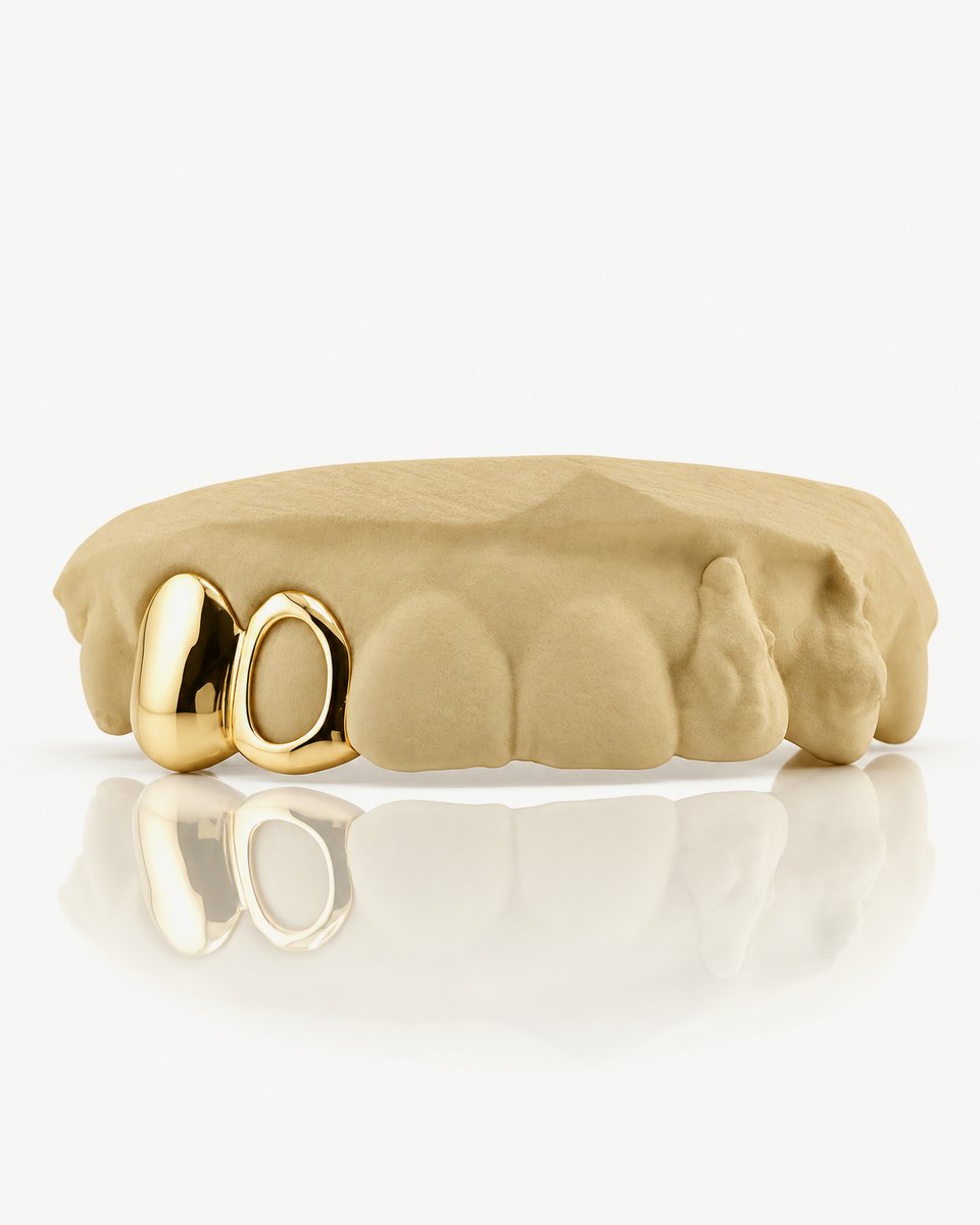 Bộ grillz 2 răng bằng bạc 925 mạ vàng, một răng bọc kín và một răng viền hở, gắn trên mẫu răng