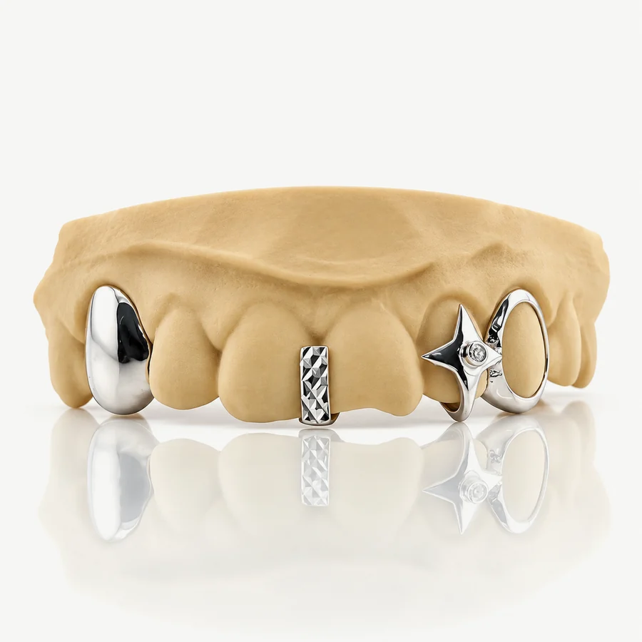 Bộ grillz 4 răng bạc 925 để trần, một răng bọc kín, một thanh khắc kim cương, một ngôi sao đính đá và một răng viền hở, trên mẫu răng