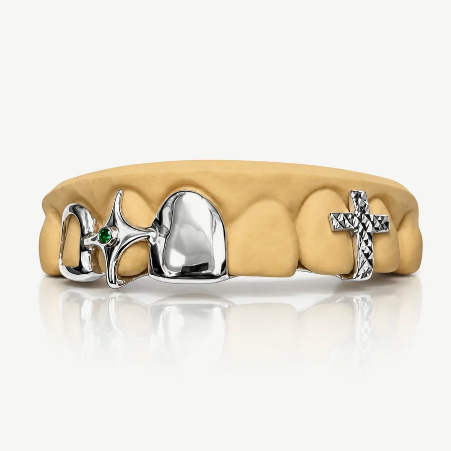Bộ grillz 4 răng bạc 925 để trần, một răng viền hở, một ngôi sao đính đá xanh lá, một răng bọc kín và một thánh giá khắc kim cương, trên mẫu răng
