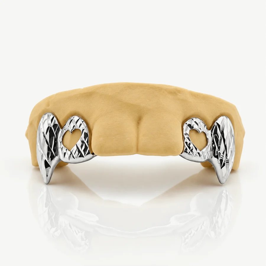Bộ grillz 4 răng bạc 925, hai răng nanh dài và hai răng khoét trái tim, mặt khắc kim cương