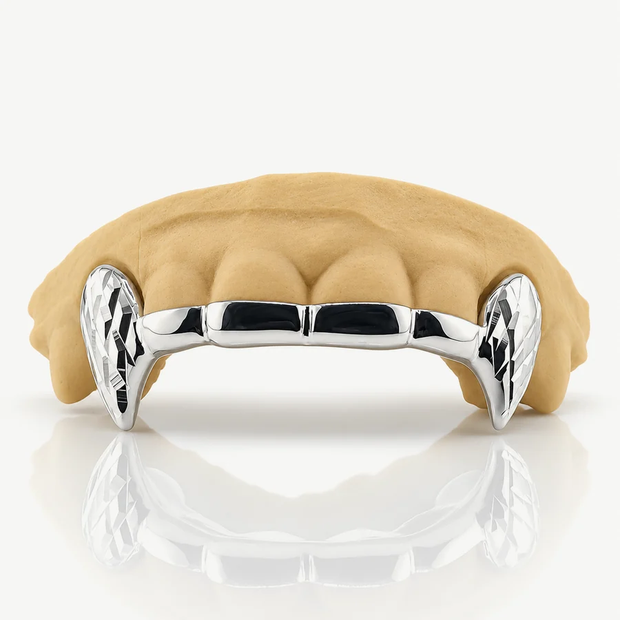 Bộ grillz hàm trên 6 răng bạc 925, hai răng nanh dài khắc kim cương nối bằng thanh bạc trên bốn răng cửa